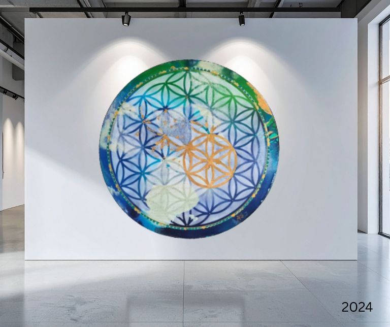 Ein großes, farbiges, rundes Kunstwerk mit einem geometrischen Muster hängt an einer weißen Wand in einer modernen Galerie mit Betonboden und großen Fenstern.